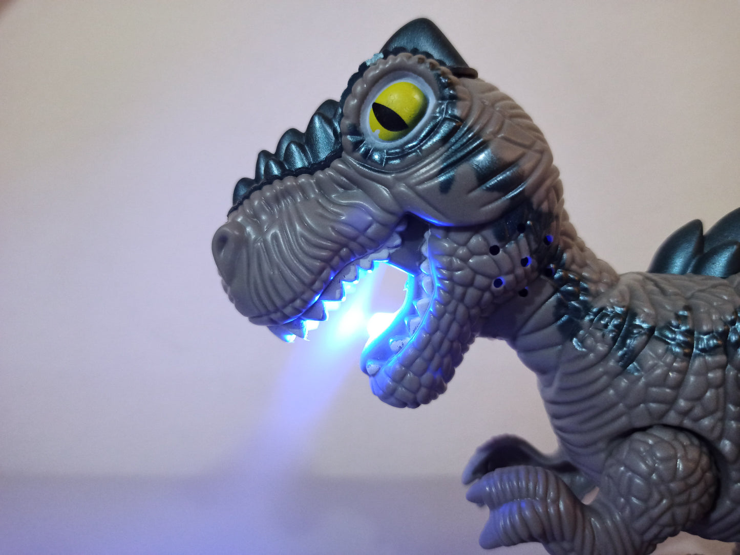 Kamion sa DINOSAURUSOM koji izbacuje paru sa svetlosnim i zvučnim efektima