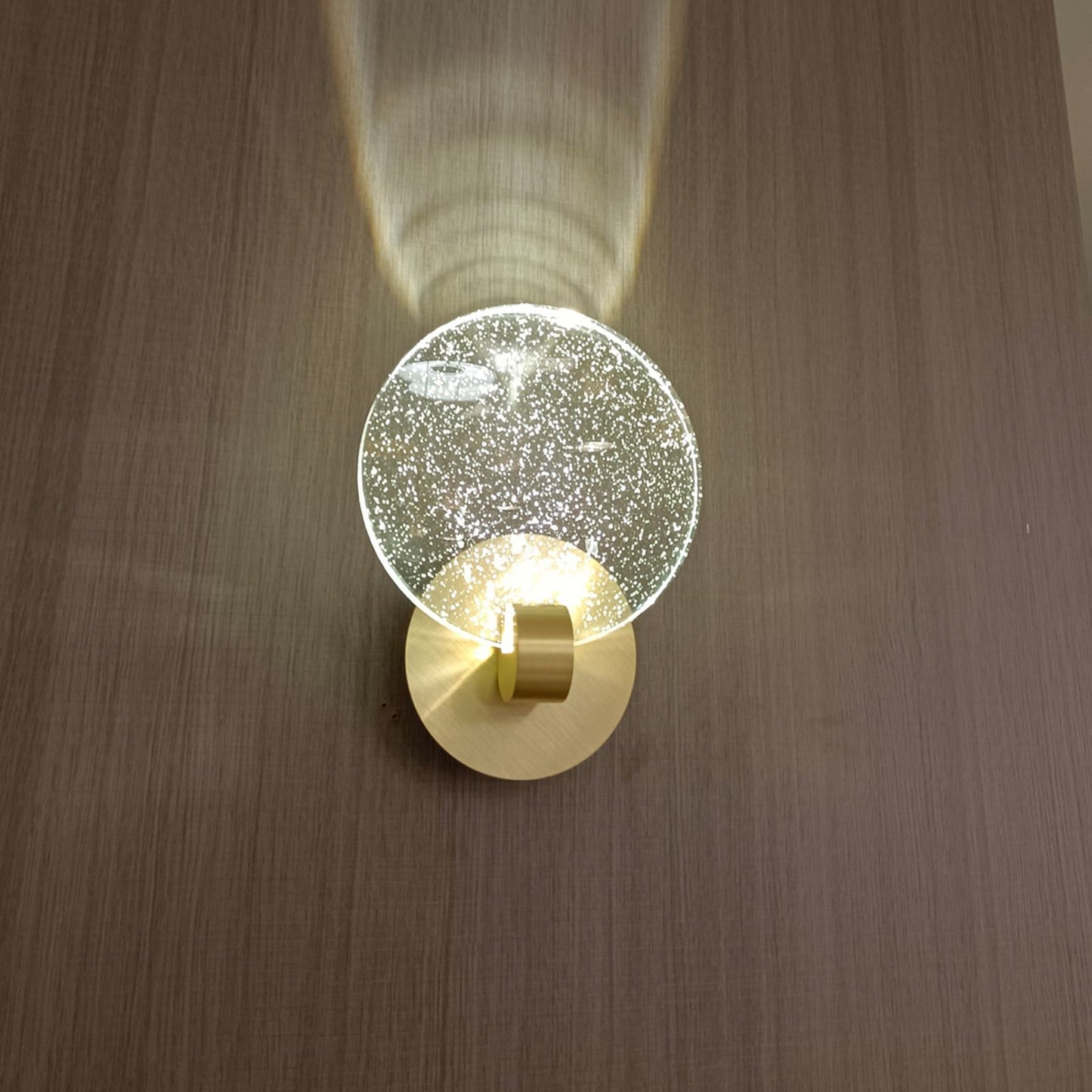 Zidna led lampa na drvenoj podlozi