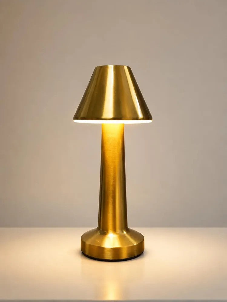 LED stona lampa na svetloj podlozi